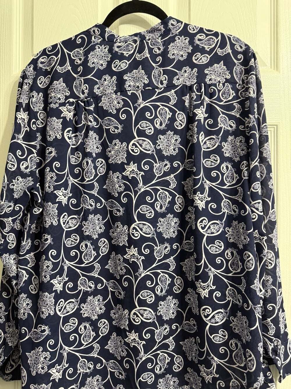 Time and Tru Women's Blue and White Floral Paisley Long Sleeve Button Down Blous